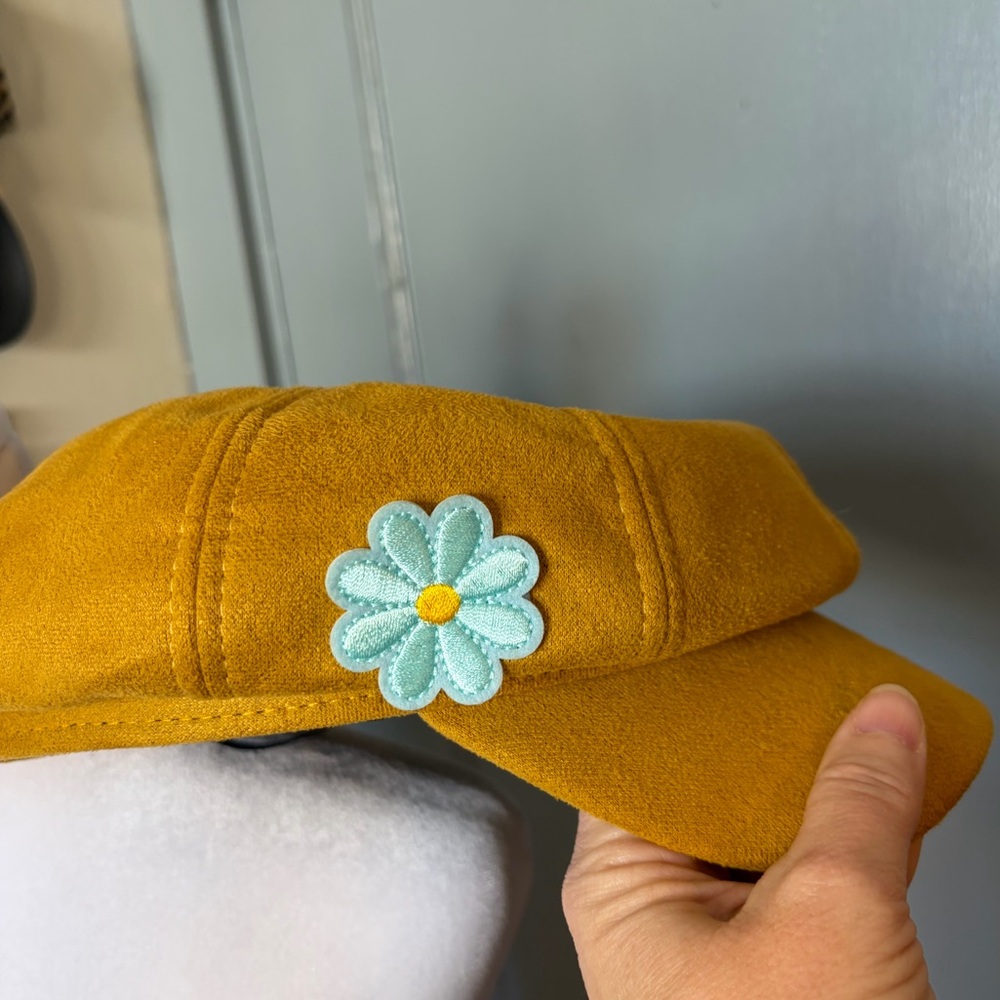 Source Unknown Golden Beret with Sky Blue Floral Detail - Picture 3 of 4